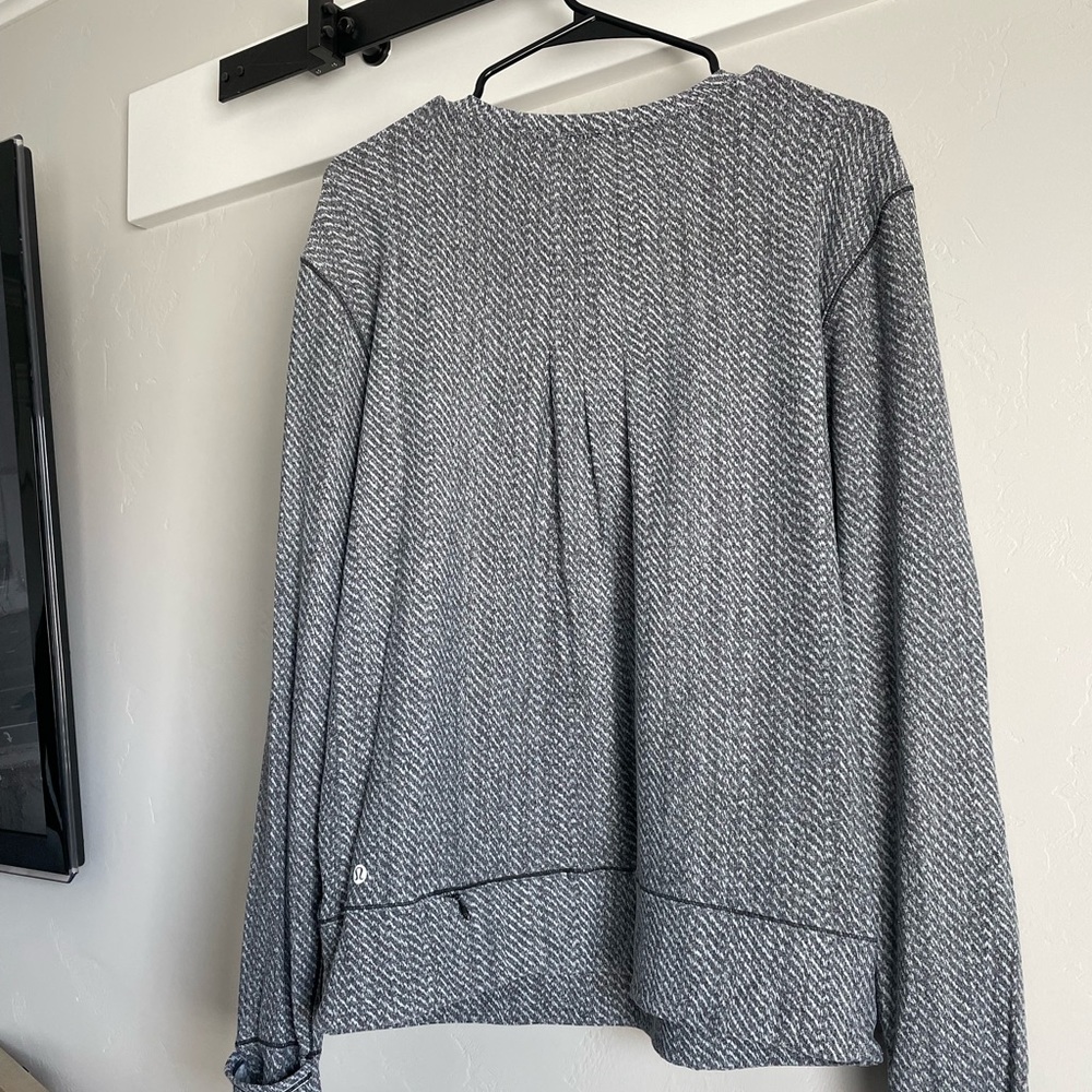 Lululemon long sleeves with thumb hole and finger covers.